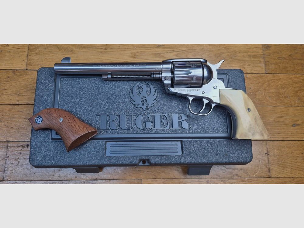Très beau revolver Ruger Vaquero – Cal .45 Colt en six coups – Canon 7,5 pouces – Version « Old model » (le plus solide !) – Magnifique finition « Stainless » avec plaquettes épaisses type os – Fourni avec boite et plaquettes bois de marque RUGER d&rsquo;origine – Excellent état mécanique et superbe canon miroir – Un top de Cowboy ! – Superbe état – TBE+/TBE++!, image 1 sur 28