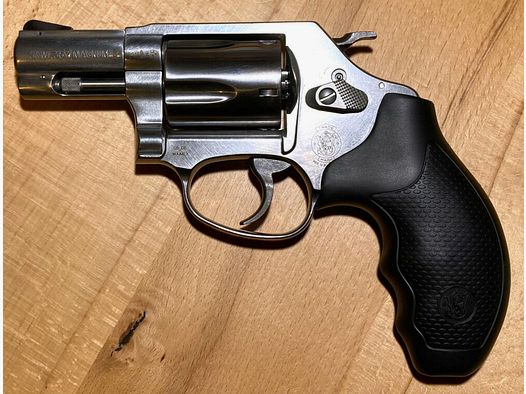 Smith & Wesson Model 60 with J-frame 5-shot