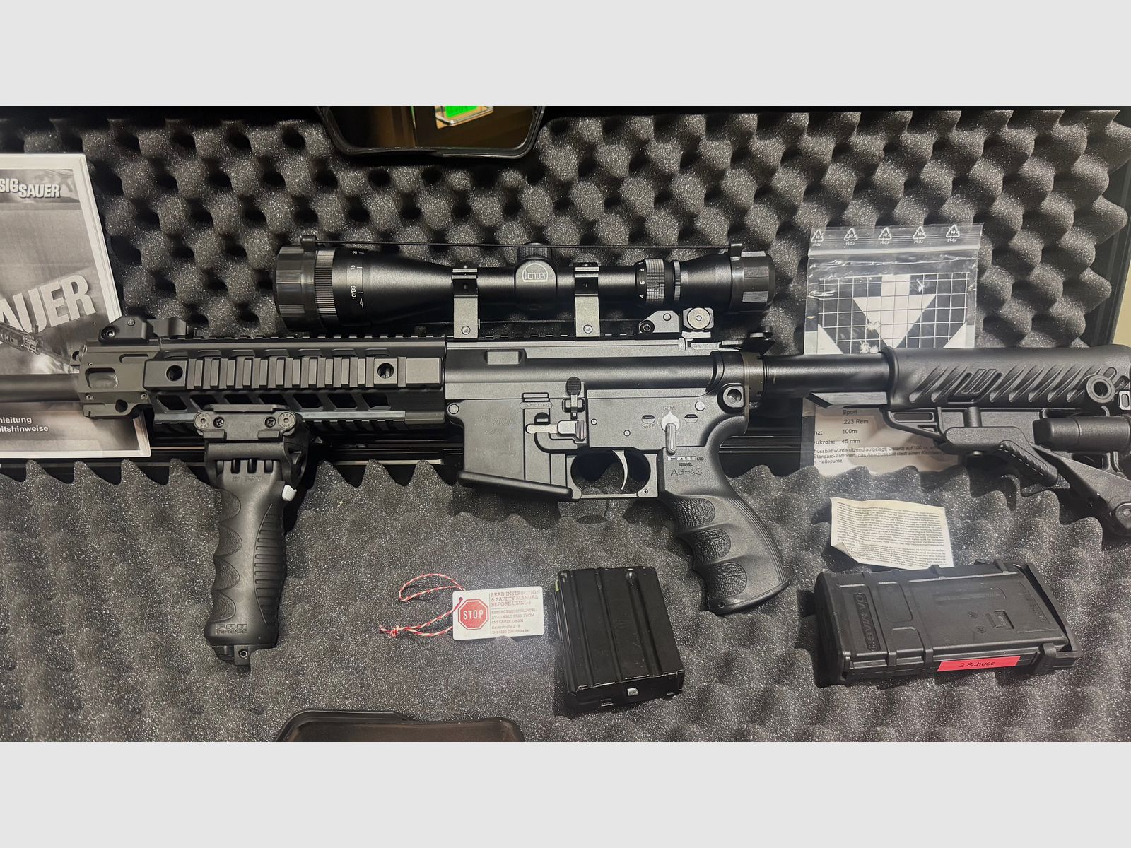 SIG Sauer 516, cal. .223 Rem., en excelente estado, con disparador fino, accesorios y visor