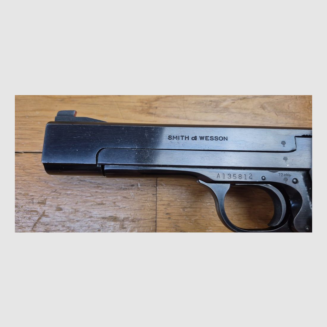 Superbe pistolet Smith&Wesson Mod.41 – Cal.22LR – Tout en vrai acier – Bronzage à 100% – Arme de 1971 – Mécanique et canon hors pair – Une des armes les plus basses sur la main jamais fabriquée – Deux jeux de poignées – Deux chargeurs – Très bel état Sup. – TBE++, billede 26 af 28