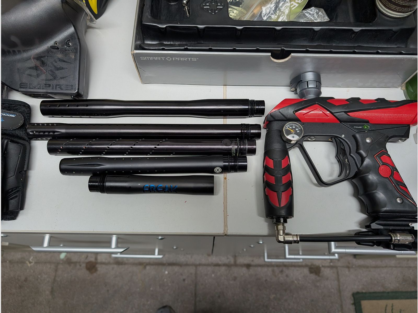 Équipement complet de paintball y compris le marqueur