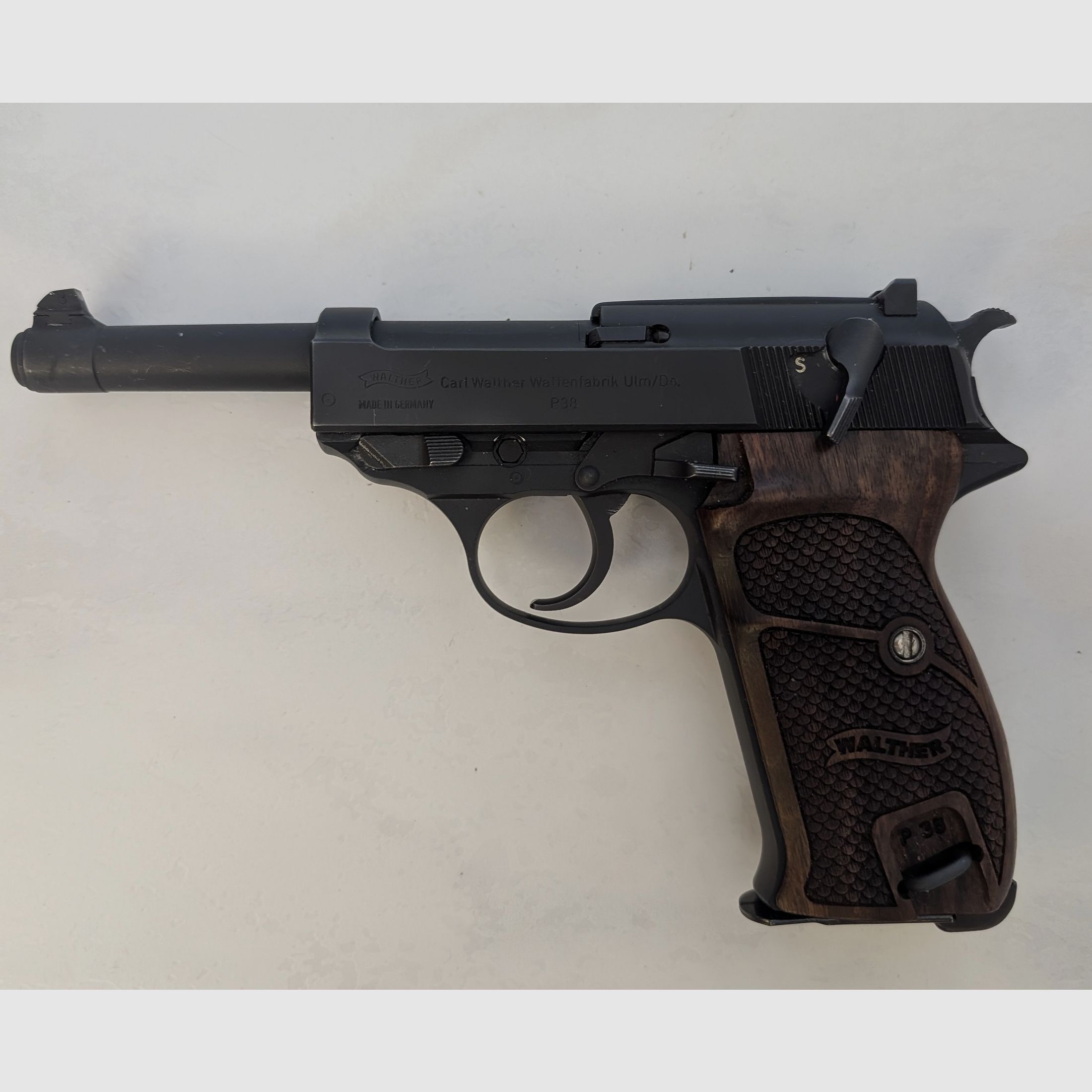 Walther P38 (Carl Walther Waffenfabrik Ulm/Do.), kal. 9 mm Luger – kat. B – 3 magazynki, 2 pary chwytów