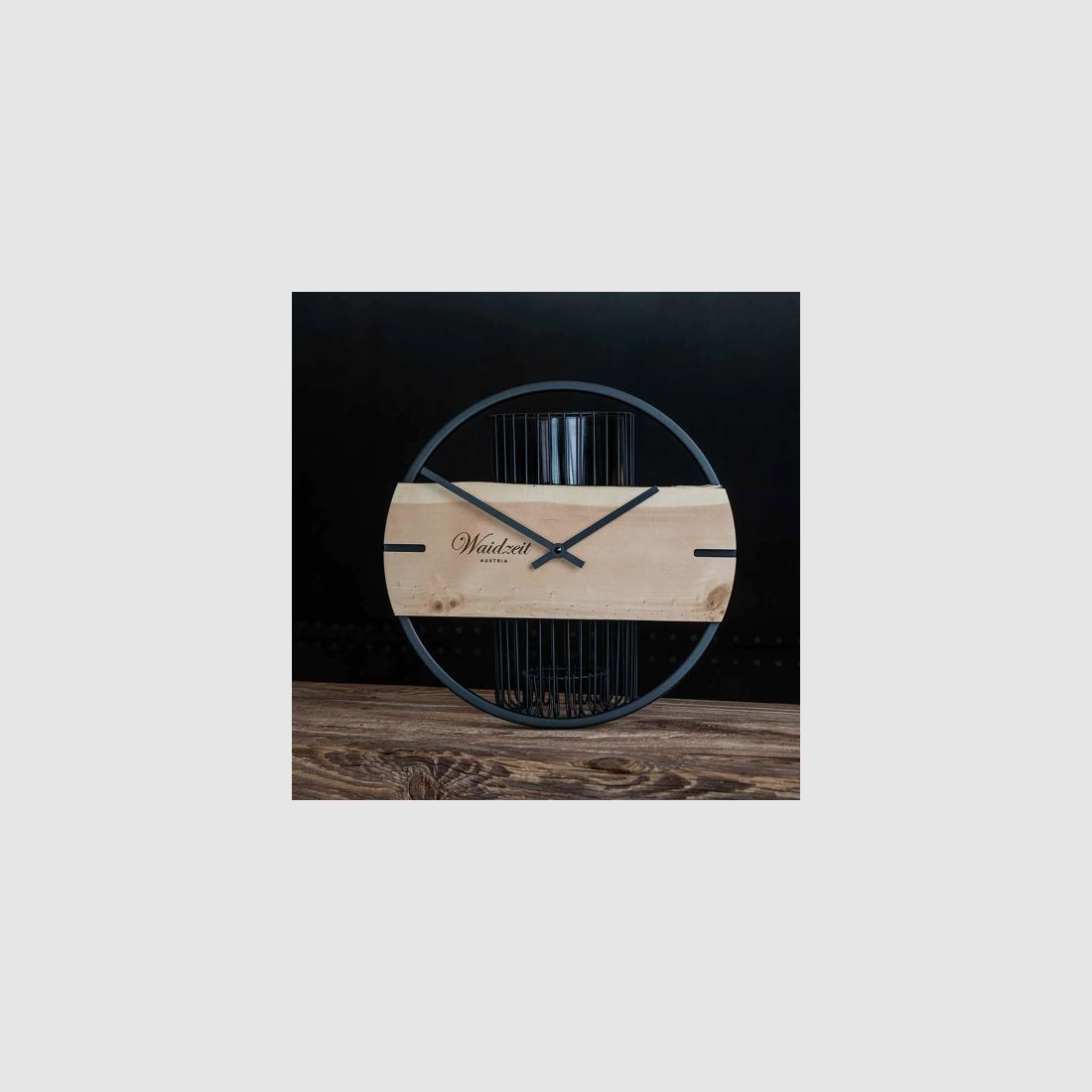 Wanduhr Novum aus Zirbenholz