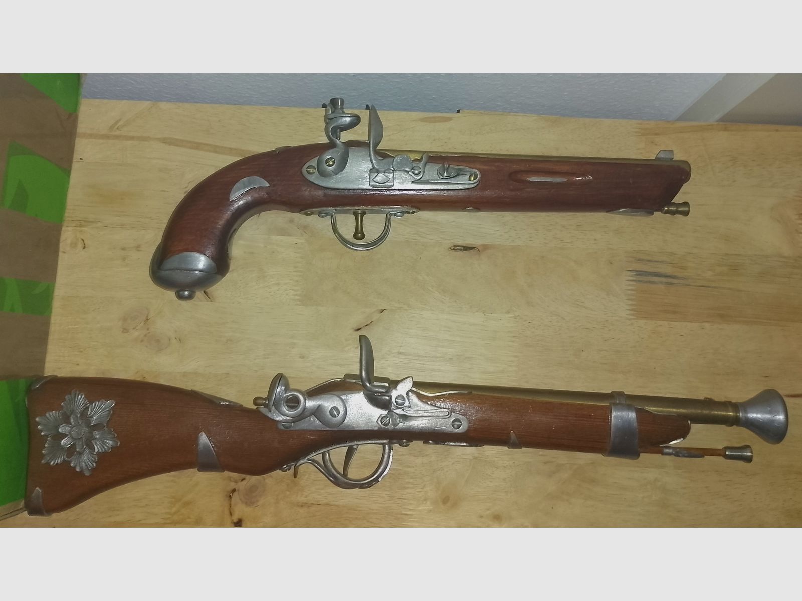 Deko wapens 2 stuks, enkelstukken 58cm en 45cm van hout, messing en tin !