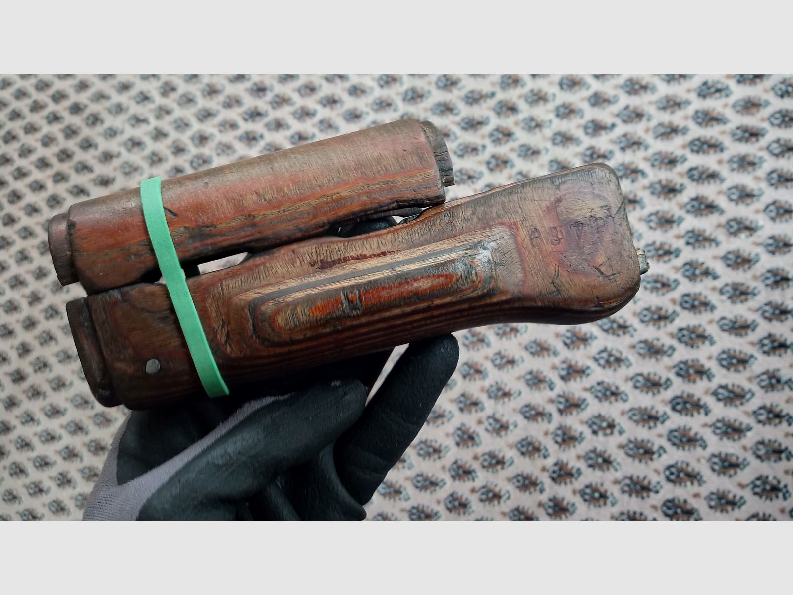 Ancien protège-main AK en contreplaqué ajusté dans un AK fraisée, idéal pour Yunker Co2 ou GSG Cybergun.