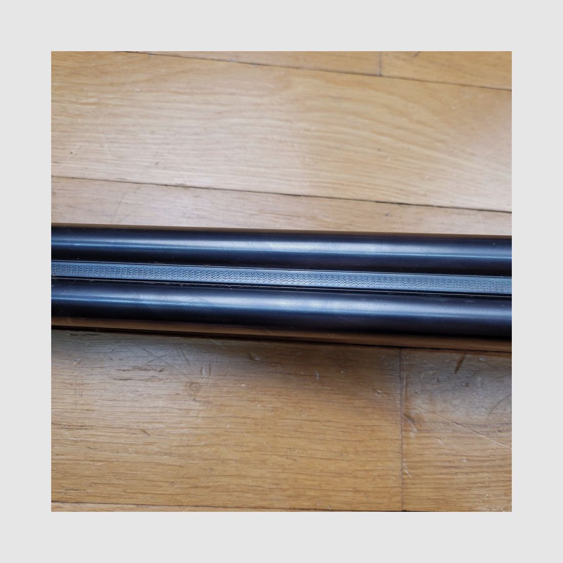 Schönes Seitengewehr – Kaliber 16/65 – sehr schöne handwerkliche Herstellung aus Saint-Étienne – Überlebender des Zweiten Weltkriegs – elegante Waffe im englischen Stil – schöne Hölzer und Riffelungen – Brünierung in sehr gutem Zustand – leichtes Gewehr und dennoch aus schönem Stahl – Sehr schönes Gewehr in TBE+, Bild 22 von 33