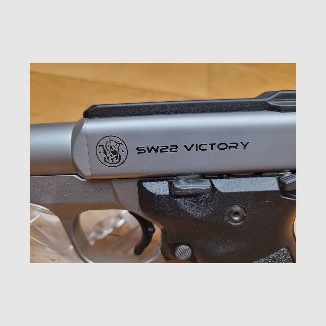 Nuovo – pistola SW22 Victory – calibro 22LR – canna bull in 5 ¼ – tutto in acciaio inossidabile – organi di mira in fibra ottica – 2 caricatori – picatinny possibile – bello quanto preciso, immagine 1 di 17
