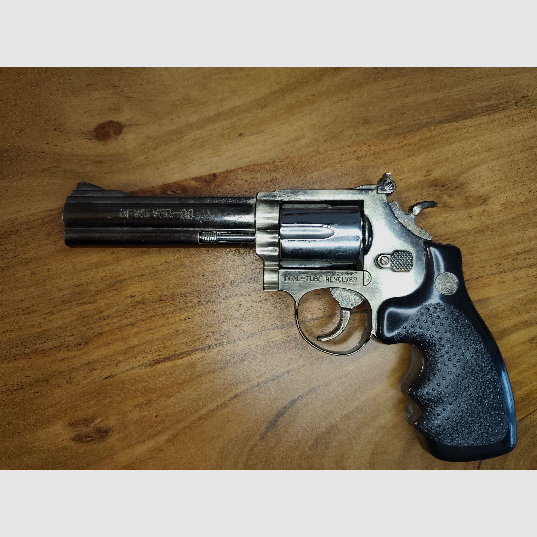 Deko Feuerzeug Revolver Colt 1851 mit  Ständer