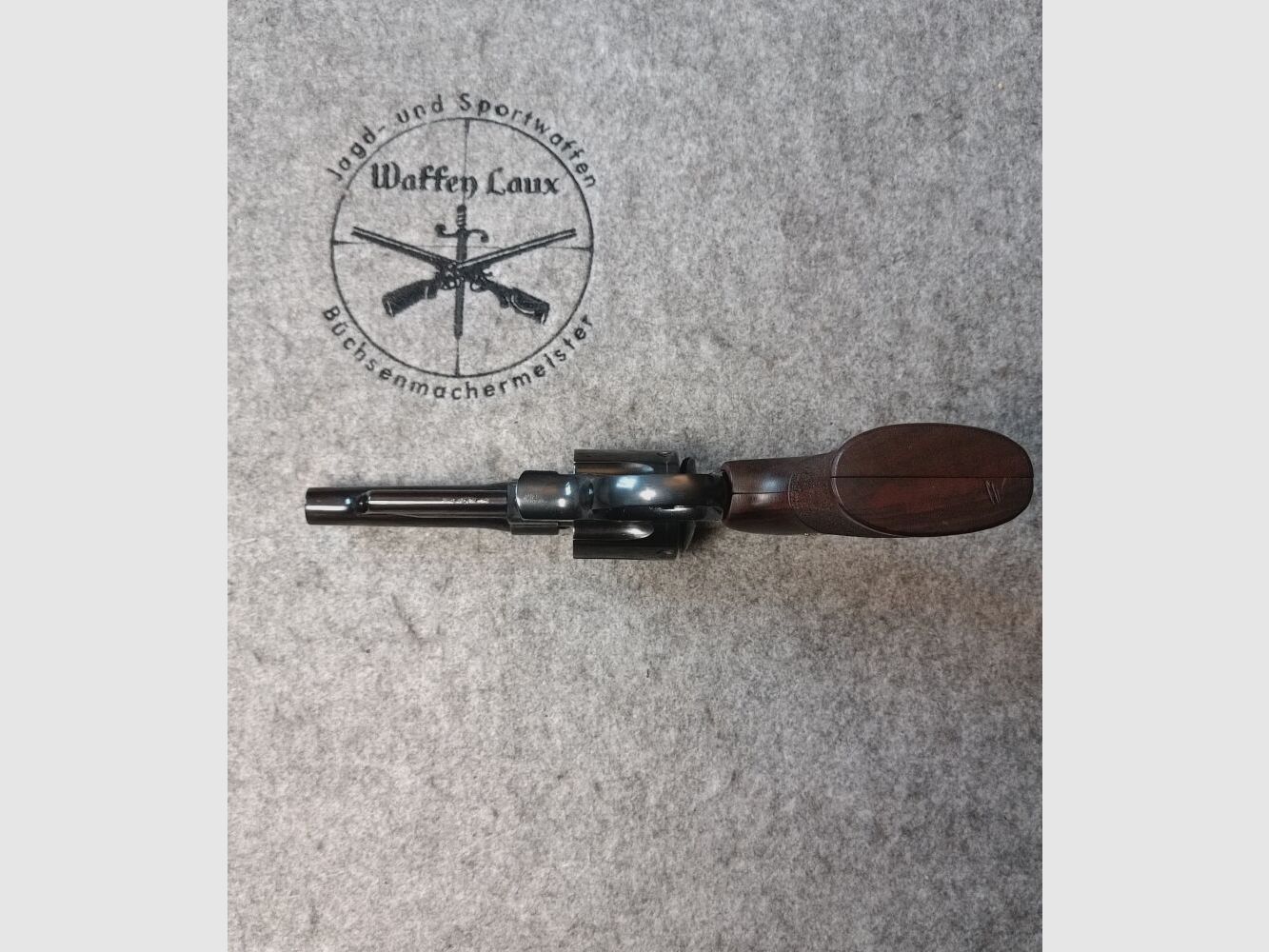 Smith & Wesson Mod. 27-3 Brüniert mit punzierten Holzgriffschalen