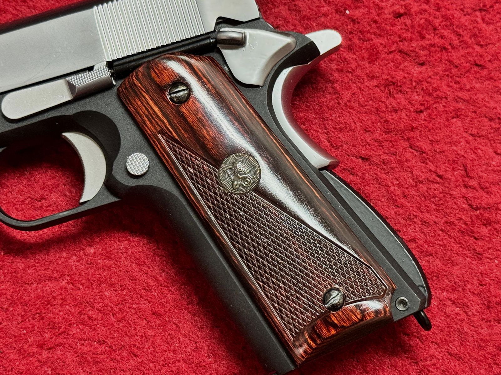 WE Classic 1911 Colt  Custom zwei Farben Version Pachmayr Griffschalen + Koffer