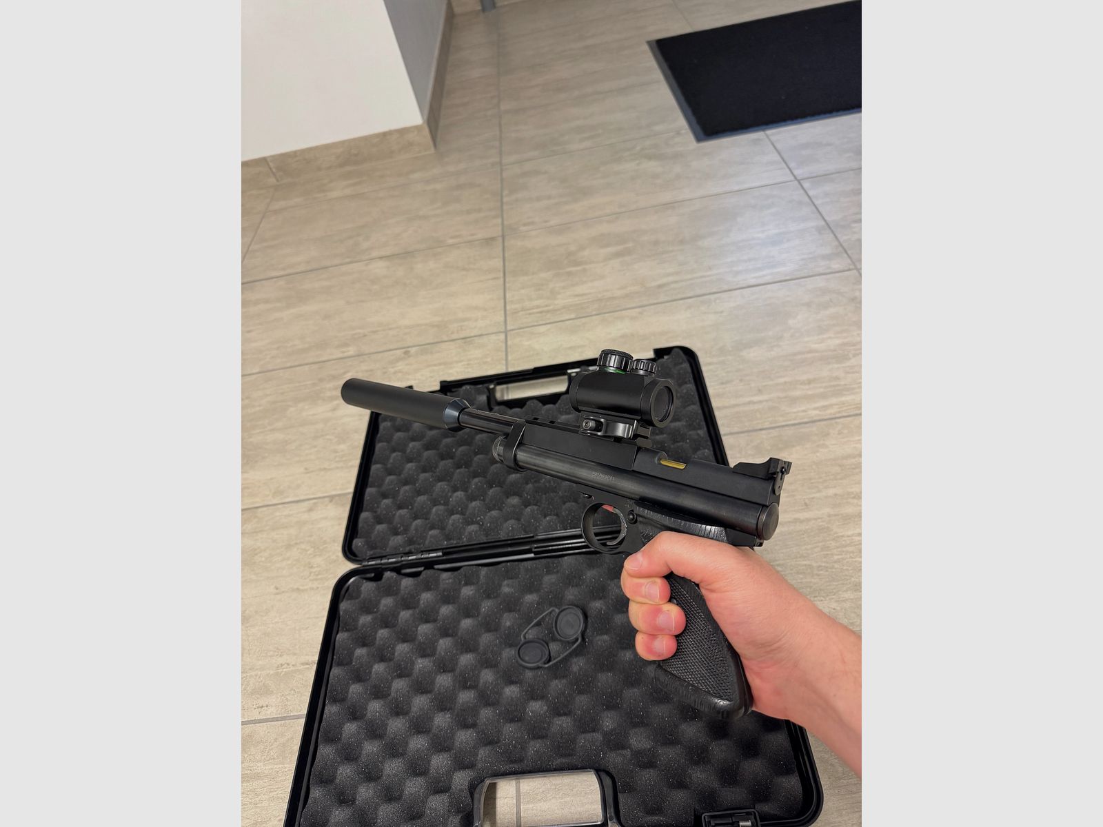 Crosman 2240 “Trophy RTU” – 5,5 mm (0,22″) CO₂-Pistole, mit Schalldämpfer & Red Dot im Koffer