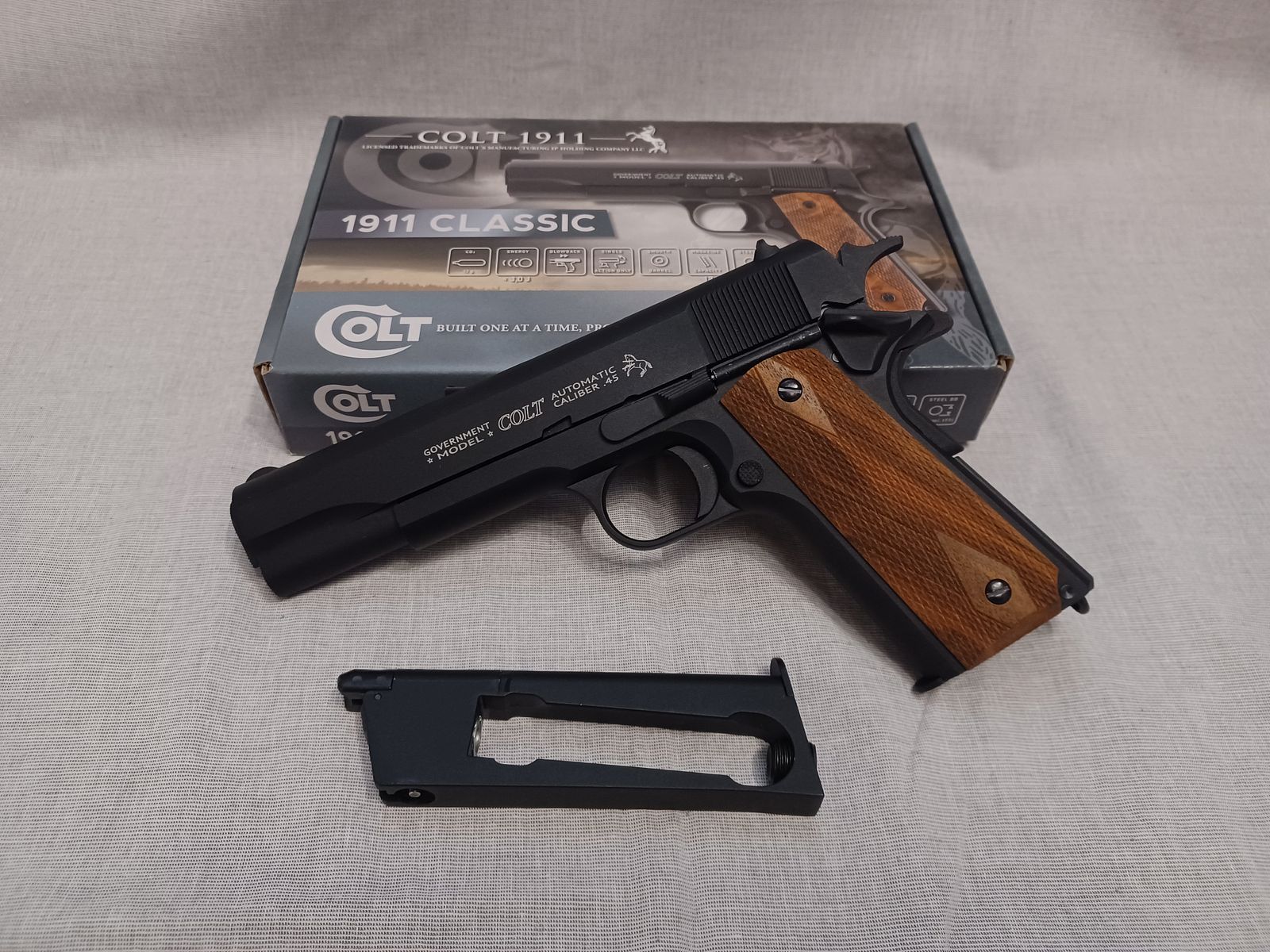 Colt Government / Holzgriffschalen / 4,5 mm BB / BlowBack / CO2 / Pistole / OVP (4)