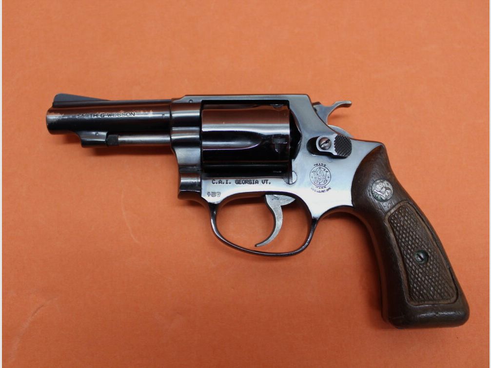 Smith & Wesson Revolver .38 Special Smith & Wesson/ S&W 36 Chiefs Special blued, 3" barrel/ wooden grip used weapon