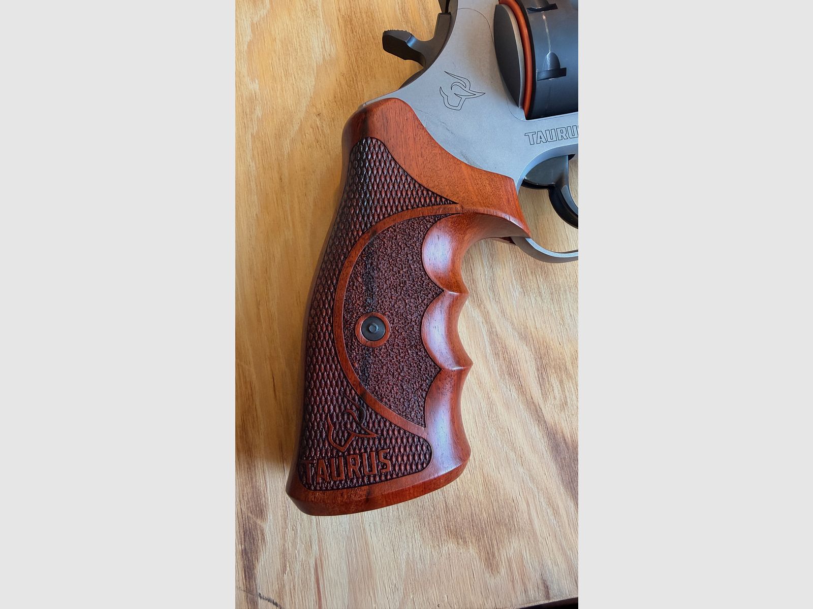 Taurus Raging Hunter .357 Mag. / .38 Spec. – Faible performance de tir, y compris Jetloader et poignées en bois, couleur DuoTone, longueur de canon de 5 1/8.