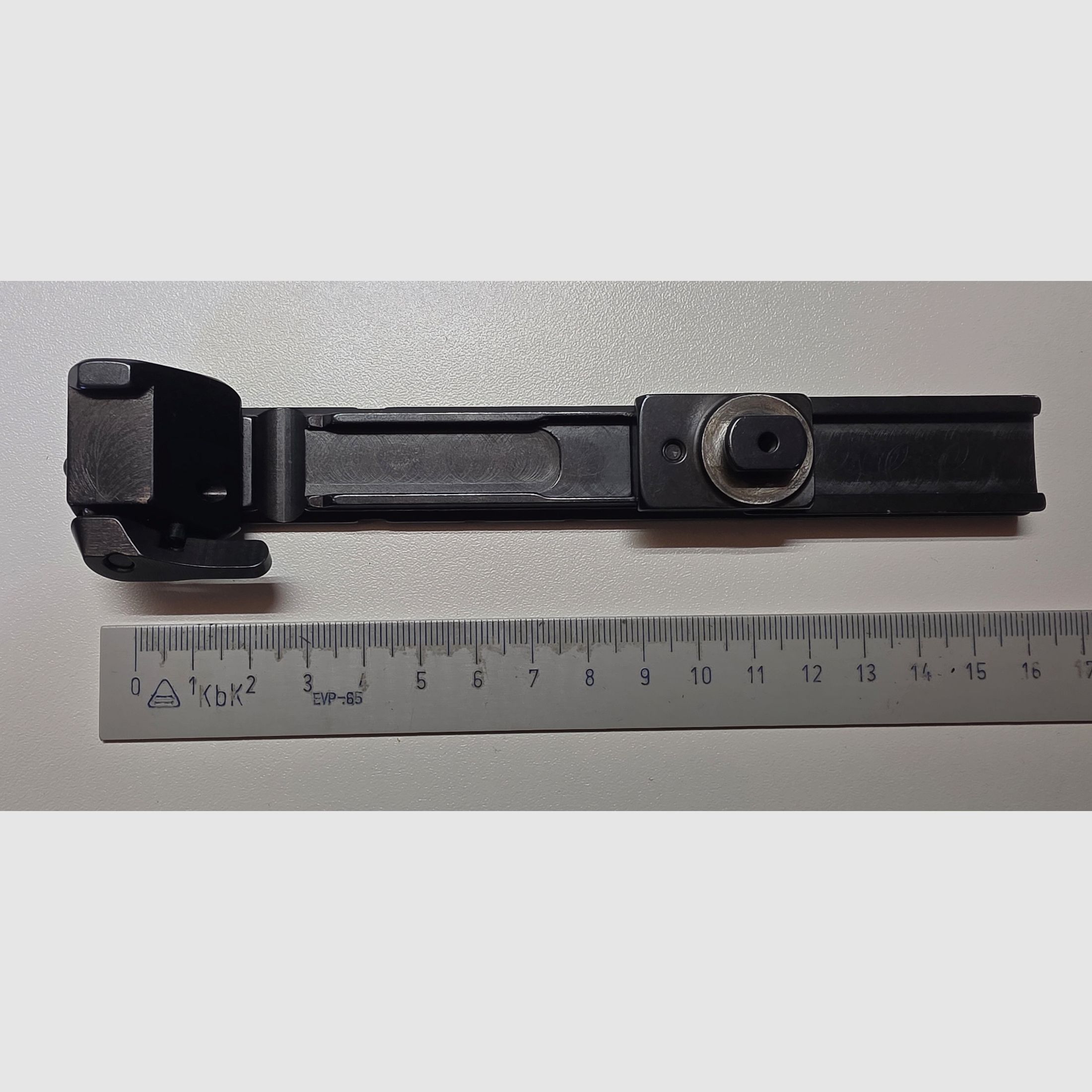 Picatinny‑Schiene für Brünner Schwenkmontage (155 mm, Stahl)