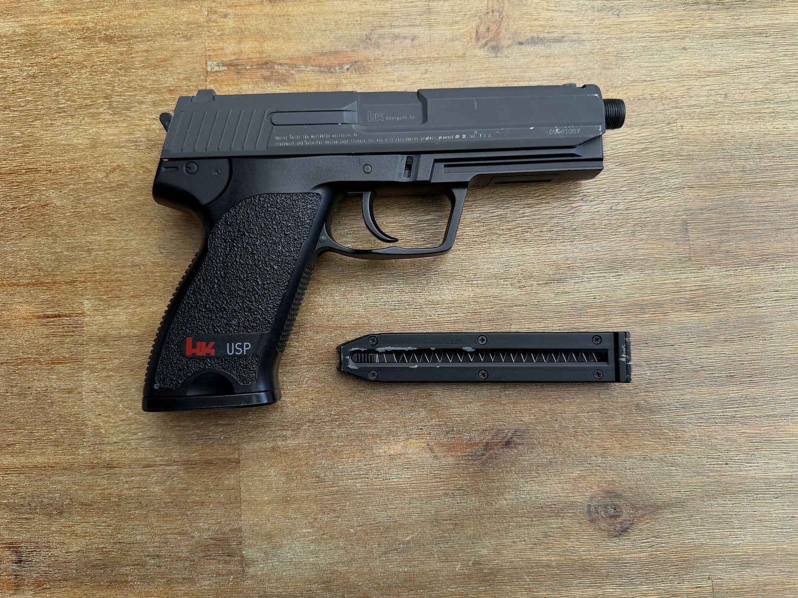 Verschiedene Softair-Waffen und Zubehör (Zielfernrohr, Magazine, Schalldämpfer, etc)