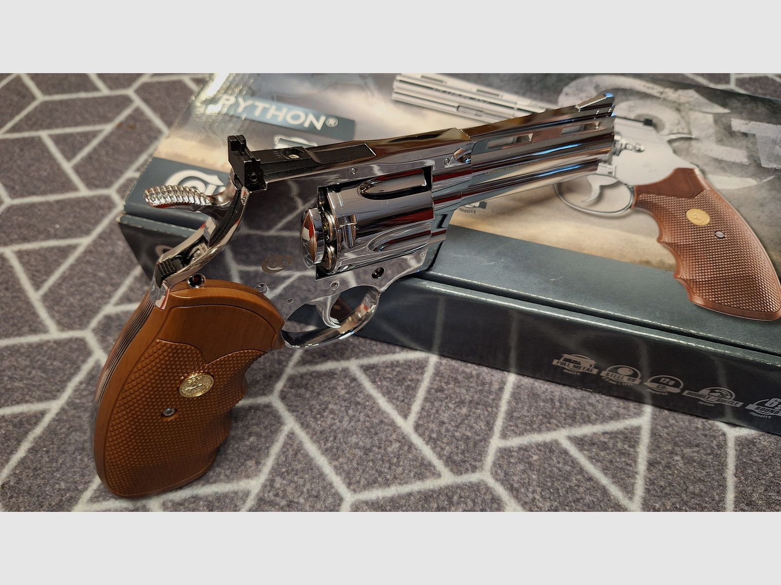 Colt Python 4" / Całość metalowa chromowana / 4,5 mm BB / CO2