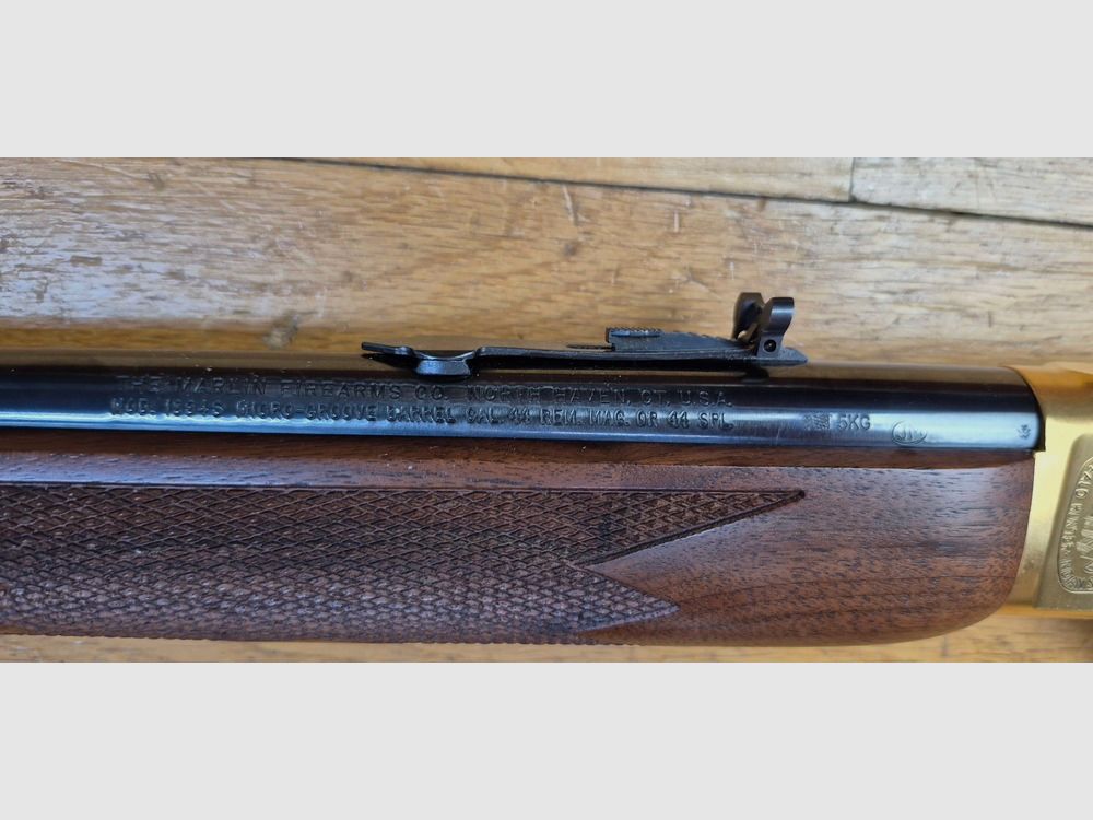 Superba carabina a leva Marlin modello 1894 S – Serie commemorativa "Sheriff Bat Masterson" molto rara – Esemplare 031 di sole 500 prodotte – Arma del 1994 – Marchio ‘JM’ per Marlin da Marlin – Cal. .44 mag – 9+1 colpi – Legno di noce di alta qualità con calciolo ammortizzante personalizzato – Meccanica da sogno – Canne di 51 cm con Micro-grooves sontuosi – Scatola originale e documenti – Pezzo eccezionale in condizioni pari al nuovo – TBE+++, immagine 33 di 37