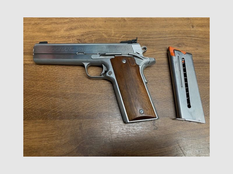 Seltene Pistole Coonan .357 Mag. und mit der Möglichkeit, Patronen im Kaliber .38 Spez. zu verschießen.