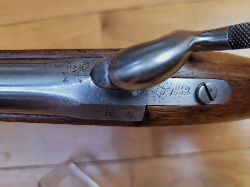 Sehr schönes Exemplar einer Gendarmeriepistole 1842 – Nationale Fertigung Mutzig – Waffe von August 1850 – Gut lesbare und einheitliche Stempel – Gut lesbares Holzschild – Sehr schönes Stück in einem seltenen Erhaltungszustand. – TTBE+, Bild 15 von 22