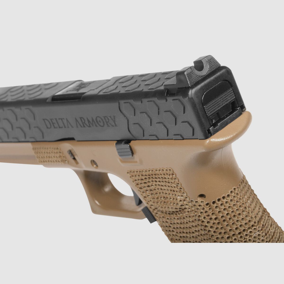 P03 GBB Airsoft Pistool met Grip Stippling in Tan | Delta Armory