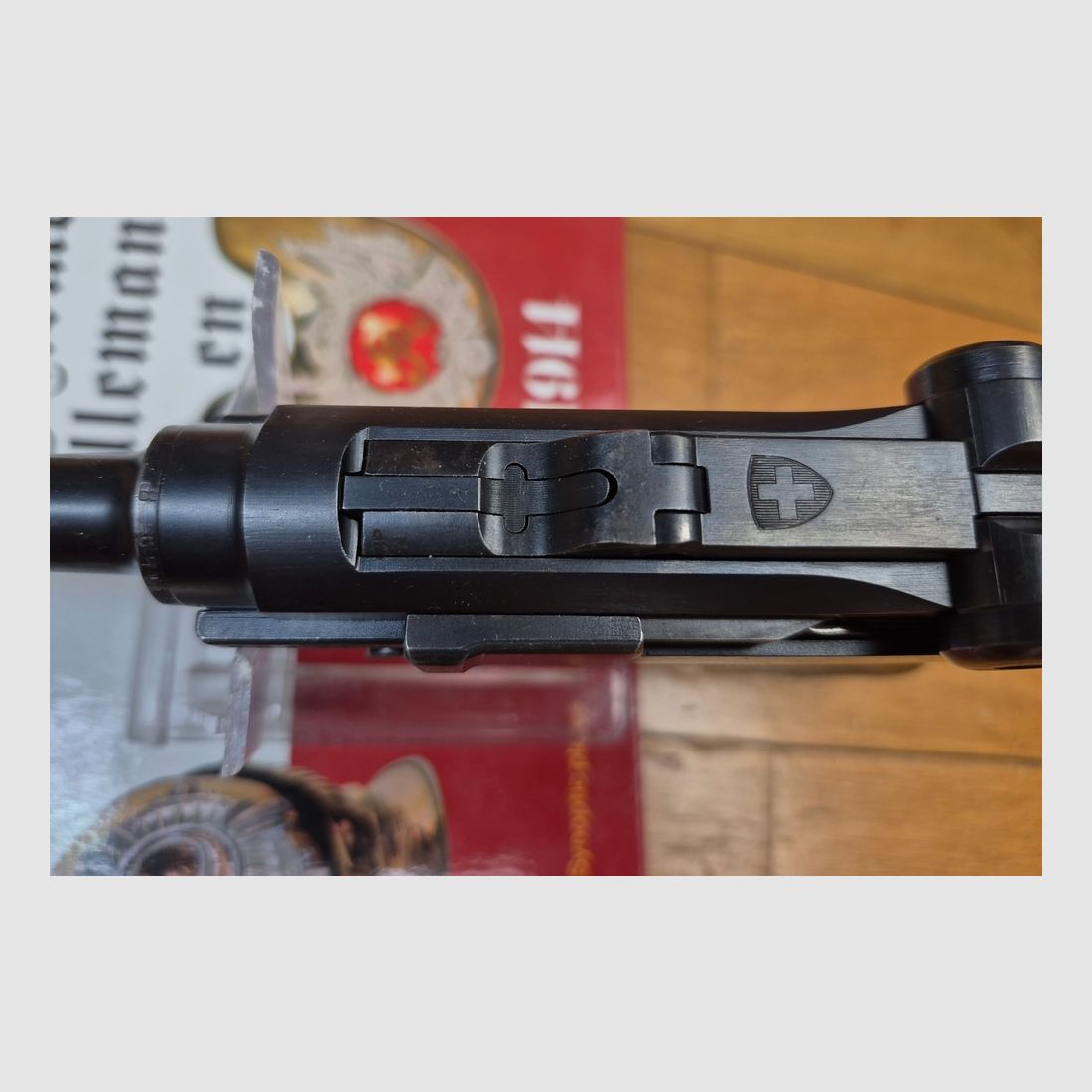 Sehr schöner Schweizer Luger P06/1929 – Kal. 7,65 Parabellum – Arsenal Bern 1942 – vollständig einheitliche Seriennummer – Magazin im Modell – Zustand wie neu!, Bild 16 von 23