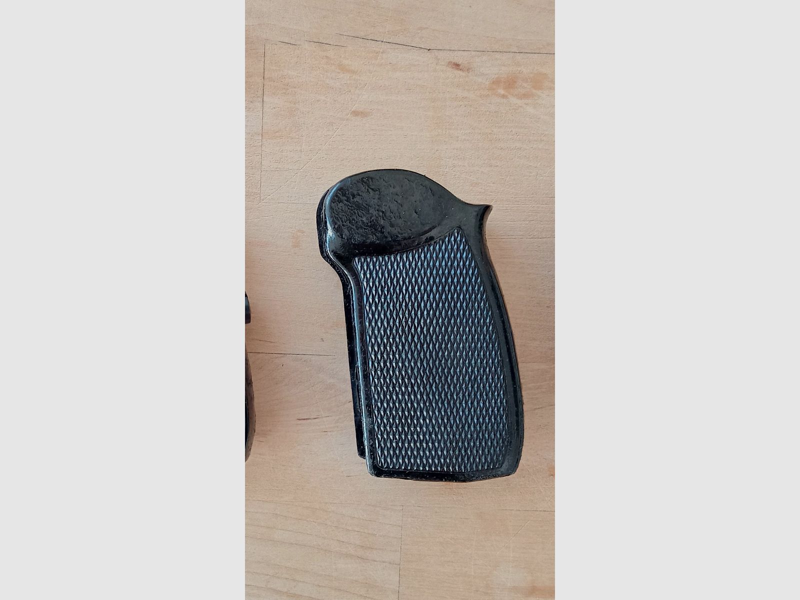 Schwarze Bakelit Griffschale für DDR Polizei Pistole-M inkl. Schraube / Vintage Griff für ost-deutsche Makarov // 8 Schuss PM 9x18, Bild 2 von 7