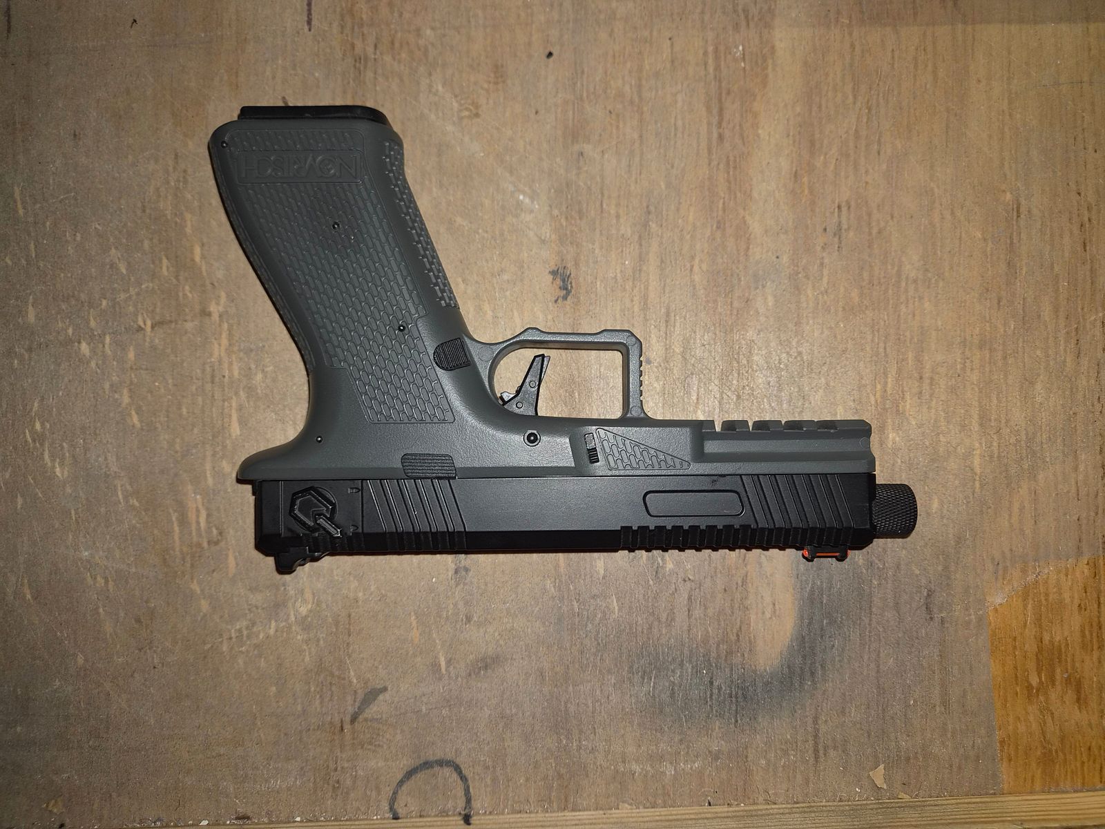 Novritsch SSE-18 mit Supressor und 3 Magazinen