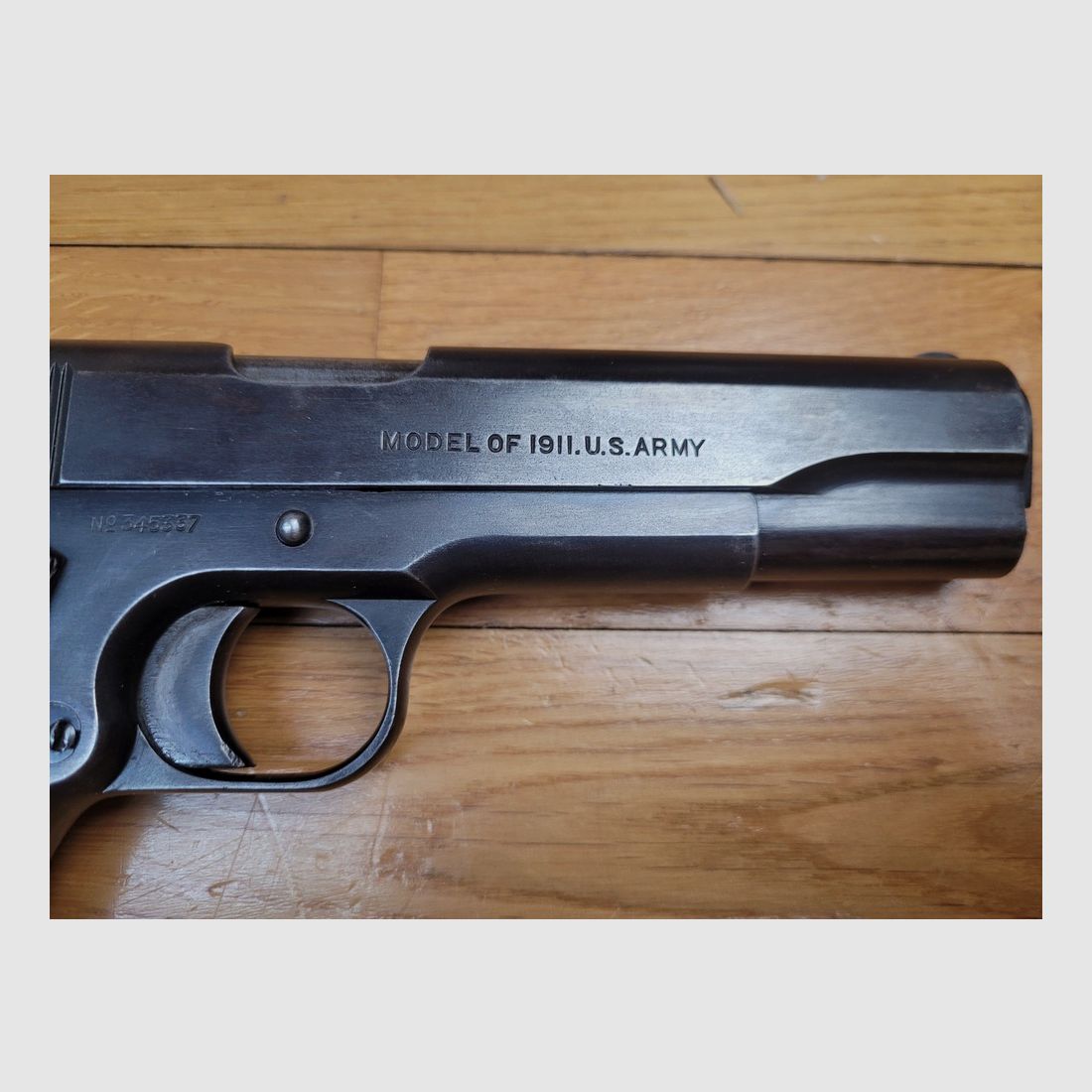 Rare pistolet Colt 1911 (pas 1911 A1 !) – Le mythe originel ! – Arme militaire de 1918 – Cal. d&rsquo;origine 45 ACP – Très beau bronzage d&rsquo;origine – Canon en très bon état – Mécanique impeccable – Plaquettes, vis, chargeur conformes et en TBE – Il ne fait pas du tout ses ….106 ans ! Très bon état !, image 5 sur 20