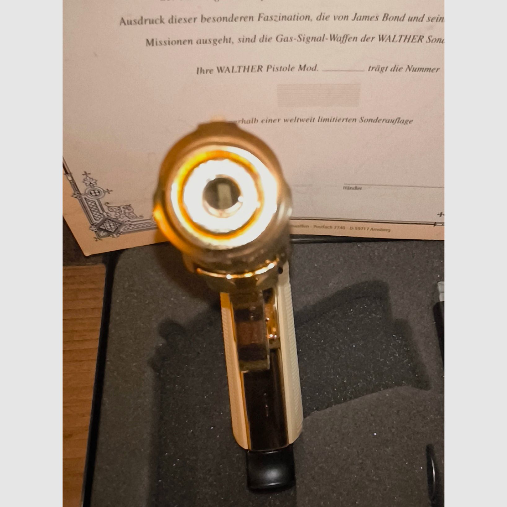 ⚠️ Attenzione collezionisti e fan di James Bond!! Walther PP - Edizione limitata speciale - James Bond - Oro con impugnature bianche e certificato, oltre a cassetta VHS e caricatore aggiuntivo con fondo piatto, calibro 9mmPAK, mai sparato e visivamente e funzionalmente in condizioni impeccabili, assolutamente come nuovo!! Pezzo da vetrina!!