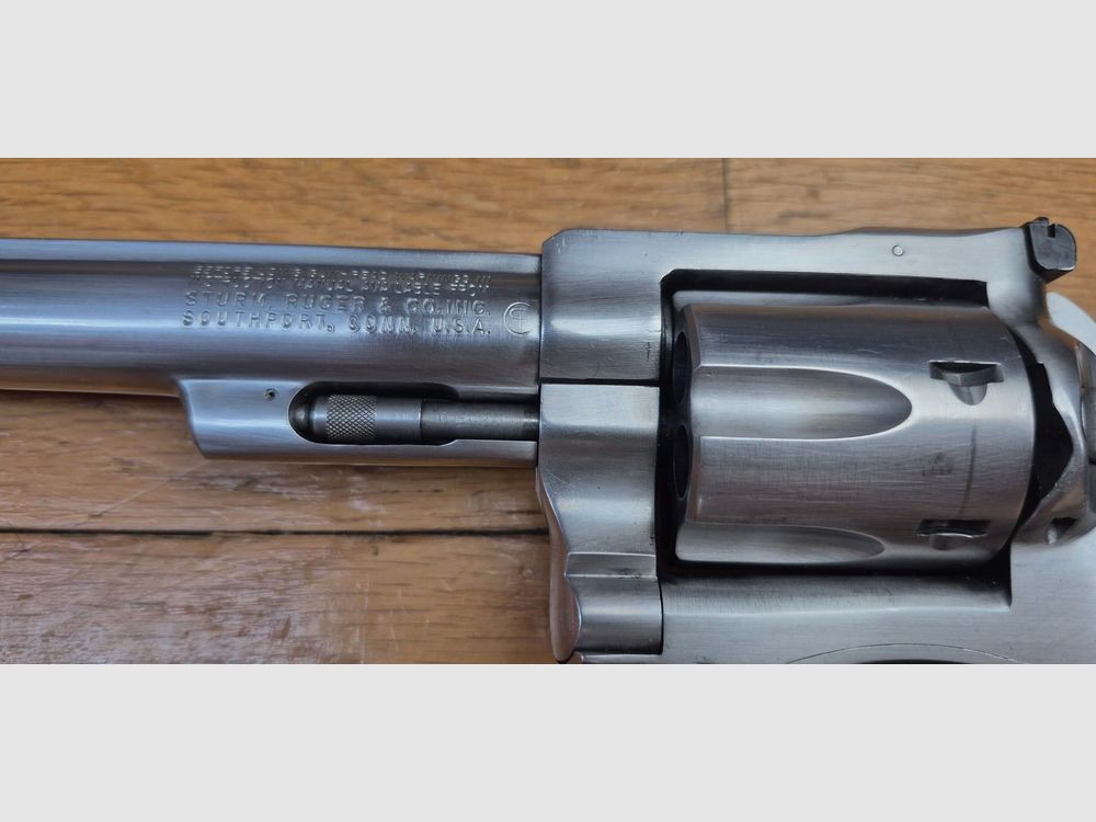 Très beau Revolver Sturm Ruger Security-Six — Cal .357 Magnum — Finition inox moins courante en six pouces — Arme de fin 1981 / début 1982 — Encore la meilleure époque de Bill Ruger — Très très belle condition physique de l&rsquo;athlète esthétique et mécanique ! — Plaquettes Pachmayr — Canon miroir — Un classique devenu rare en inox et en six pouces — TBE+ / TBE++, image 26 sur 28