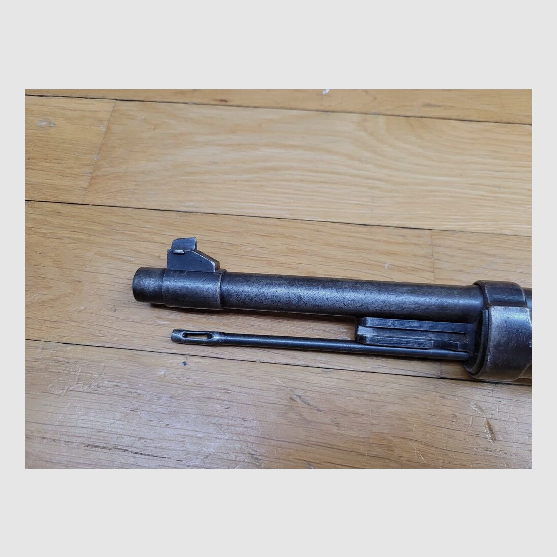 Bardzo piękna karabina K98 z początku III Rzeszy – Rzadka przypisanie Kriegsmarine Floty Bałtyckiej – Produkcja S/42 Mauser z 1938 roku – Prawie monomatyczna – Wspaniałe stemple i dobrze czytelne znaki – Nienaganna mechanika – Bardzo dobra lufa – Oryginalny pasek – Bardzo piękna, rzadko spotykana broń w TTBE, zdjęcie 37 z 37