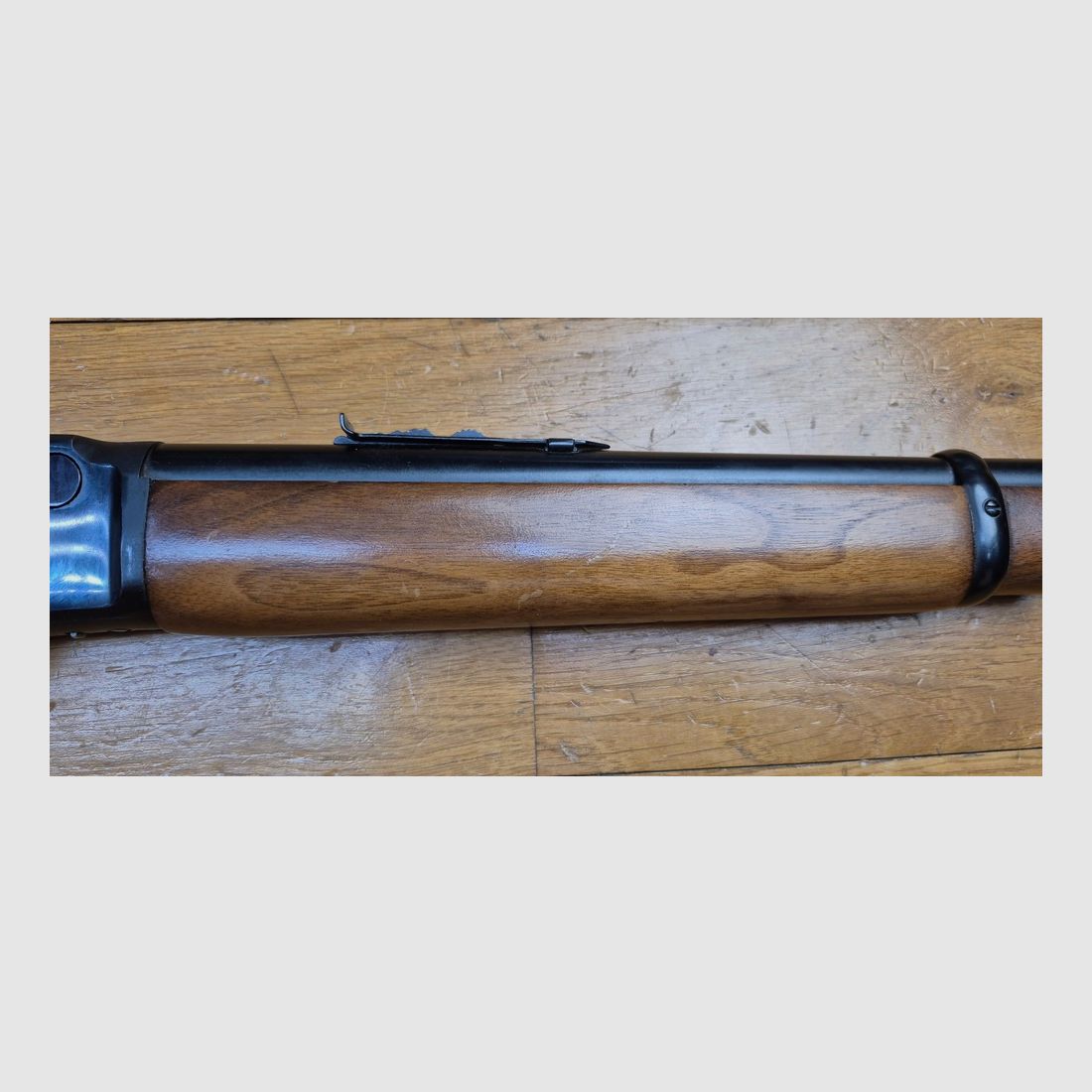 Schöne Unterhebelrepetierbüchse Marlin Modell 1894 – Waffe von 1971 – Kal. .44Mag – In 10+1 Schuss – Gutes Holz aus amerikanischem Nussbaum mit selbstgemachter Schulterstütze – Ultra flüssige Mechanik – Wunderschöner Lauf von 51 cm – Eine universelle Schusswaffe in BE+/TBE, Bild 27 von 30