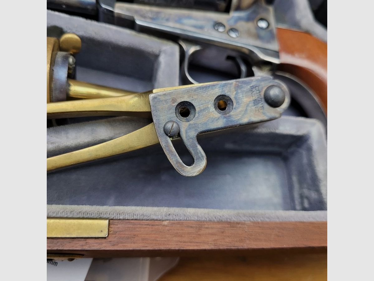 Colt Erinnerungsrevolver „Général Lee“ – Colt 2. Generation frühe Fertigung – Holzbox mit allen kompletten Zubehör – weniger als 4800 Exemplare für beide Versionen – Markierungen identisch mit den Originalen – Mechanik, Präsentation und Verarbeitung beispielhaft – TBE++, Bild 9 von 35