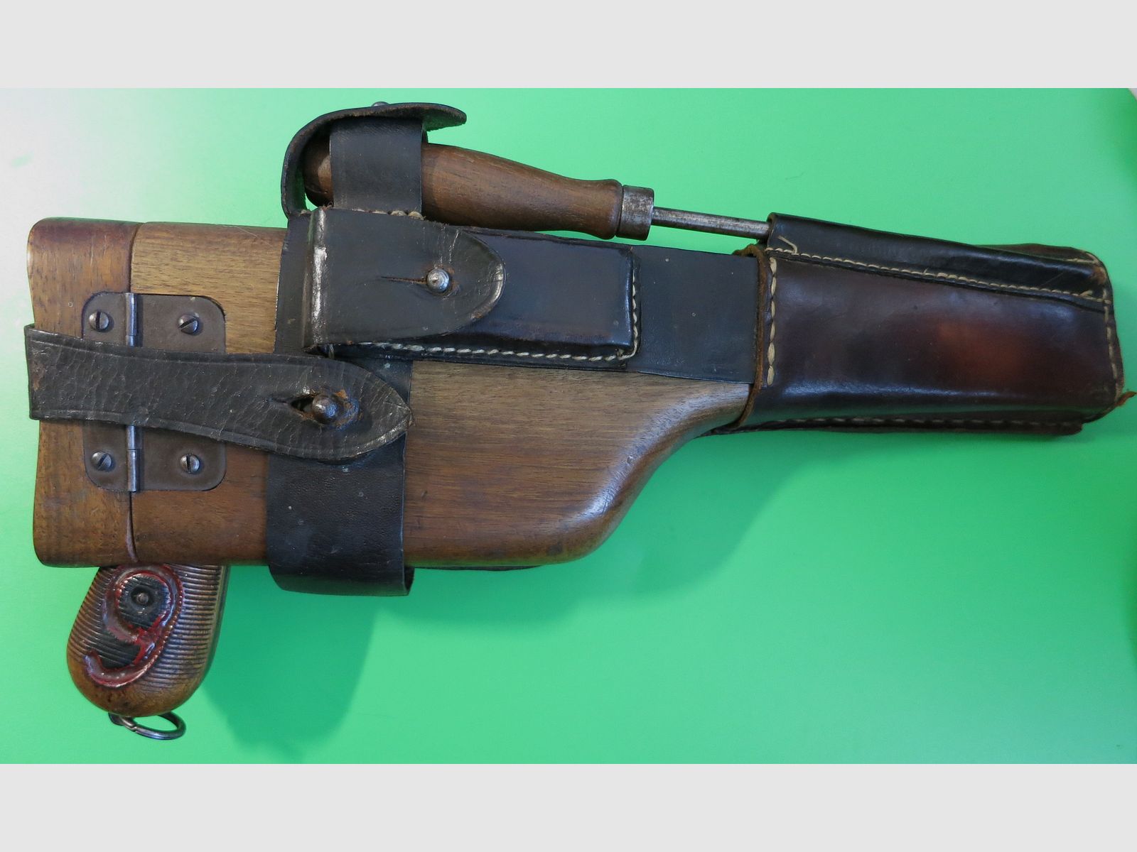 Mauser C96 -Czerwona 9-, Broomhandle, Mauser Oberndorf, kal. 9 mm, numer zgodny, oryginalny łoże + narzędzie #100