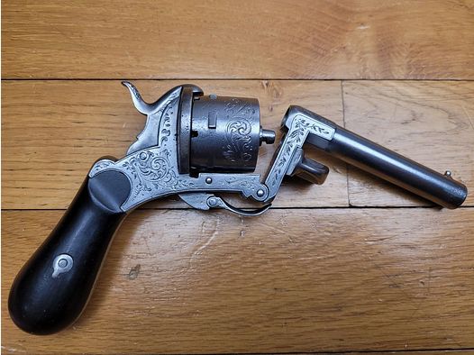 Seltenes Revolver mit Eyraud-System – drehbarer Lauf um eine Achse – Kaliber 9mm mit Zündhütchen – sechs Schüsse – Gravuren – BE/TBE