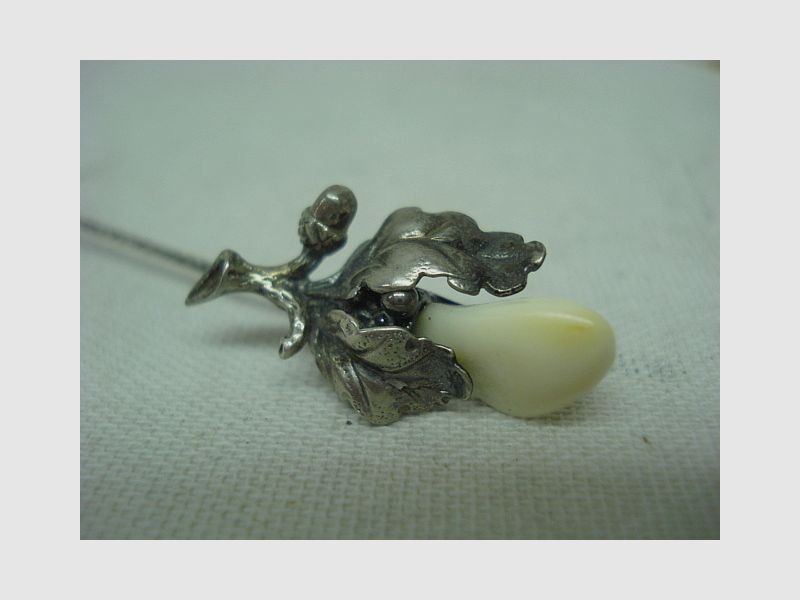 Tie pin acorn - with leaf
