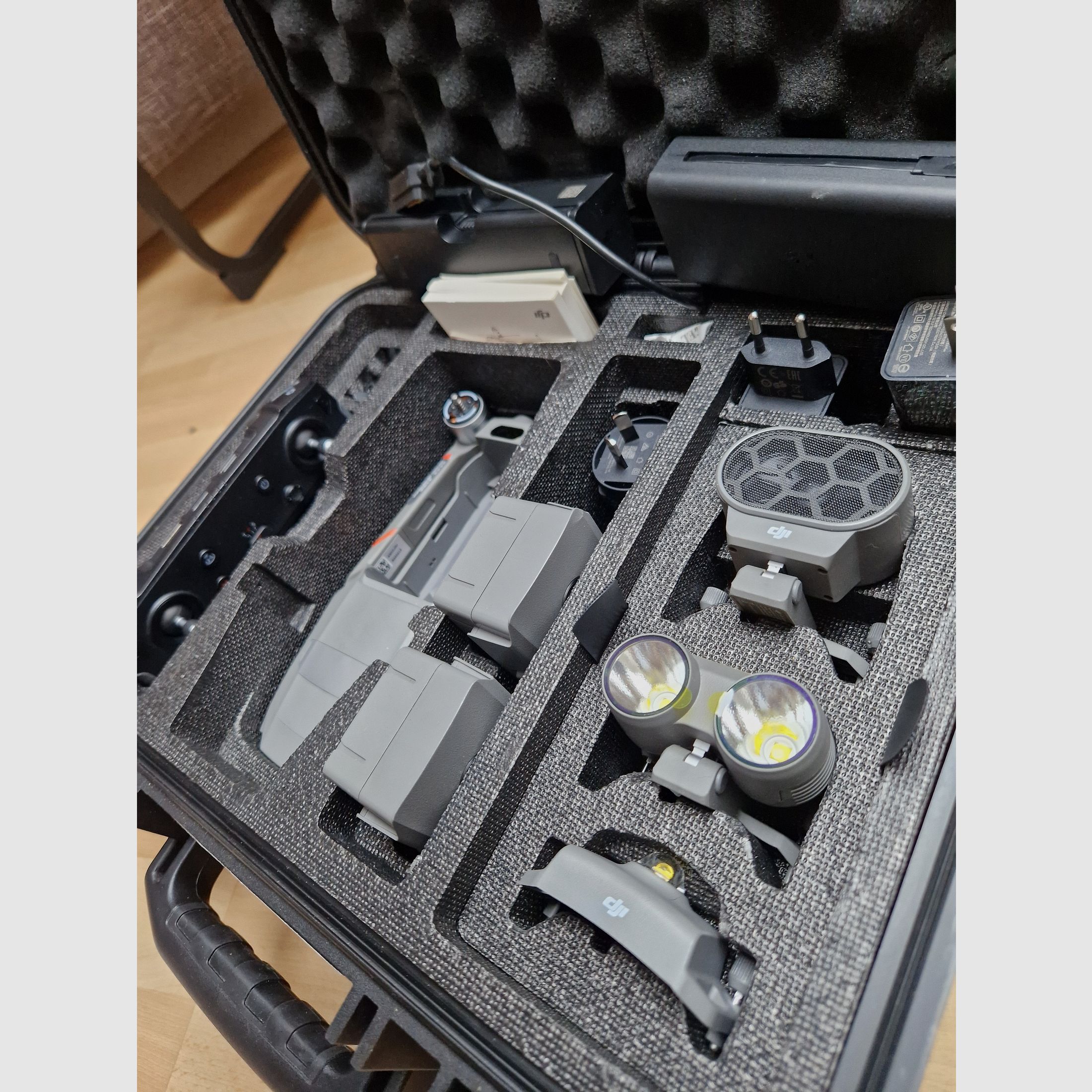 NUOVO DJI Mavic 2 Enterprise Advanced termografia 640 tempo di volo totale del dispositivo due ore entrambe le batterie hanno solo 4 cicli di carica.