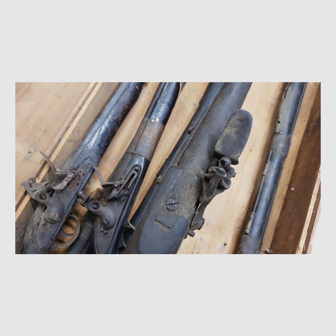 Fusils à silex britanniques pour la Royal Niger Company vers 1830 dans une caisse de transport