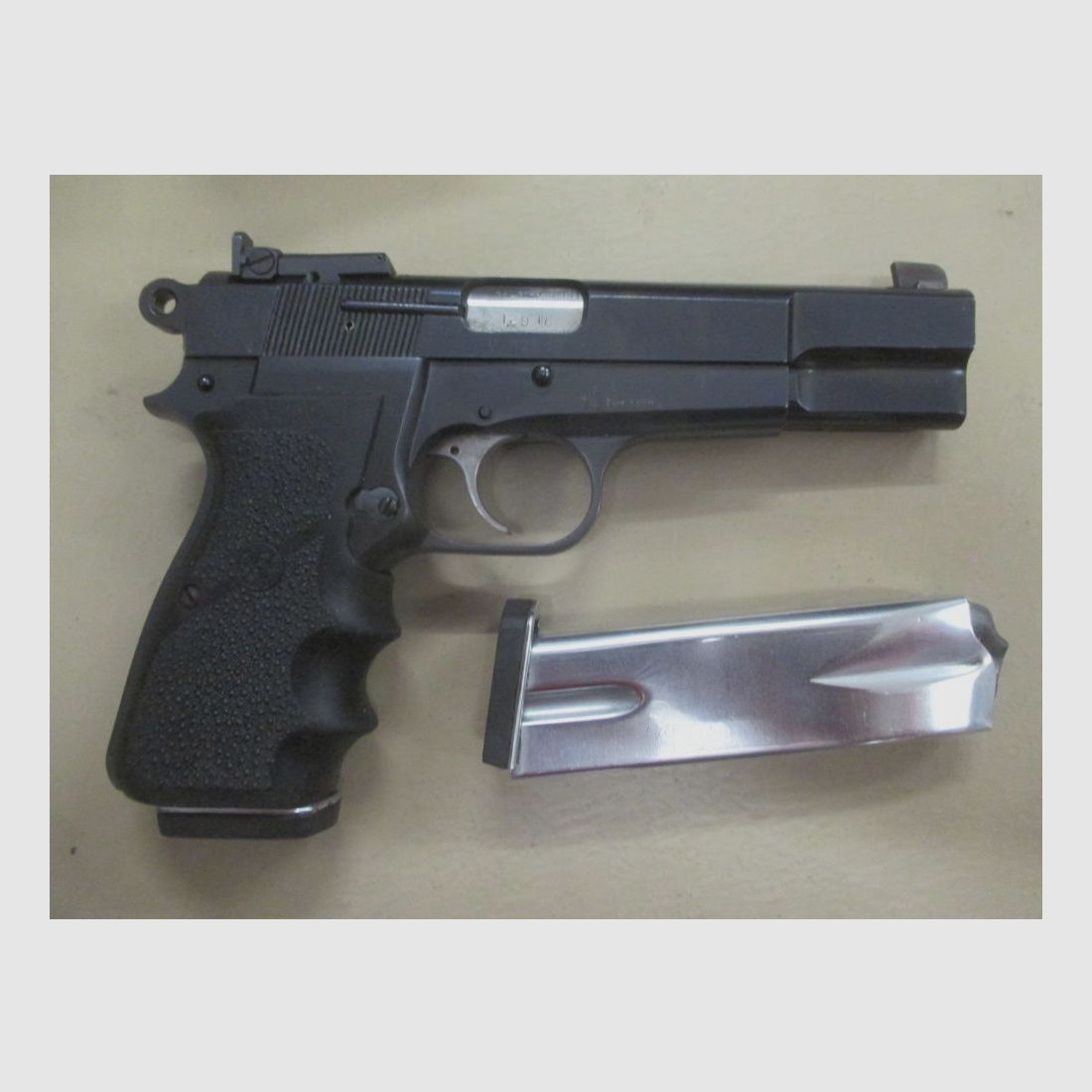 Pistolet 9 mm Luger, FEG Mod. Highpower z uchwytem Hogue i celownikiem LPA HP