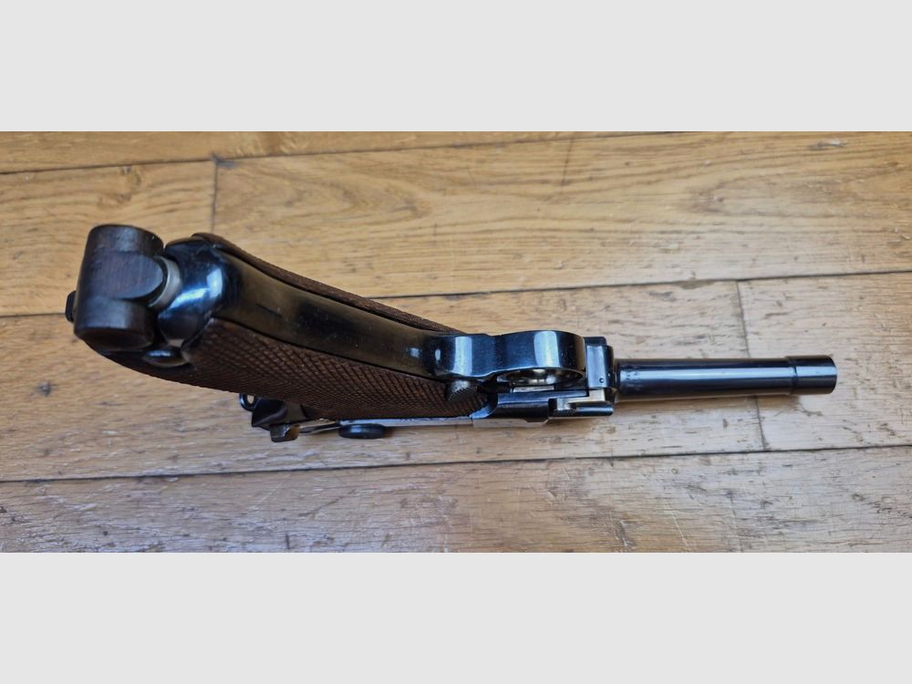 Superbe et atypique Luger P08 – Fabrication Erfurt 1916 – Arme 100% mono-matricule – Superbe re-bronzage professionnel à la couche – Mécanique plus qu&rsquo;excellente – Esthétique superbe – Canon excellent quasi neuf – Superbe Luger de tir symbolique de l&rsquo;Histoire ! – TBE++, image 12 sur 25