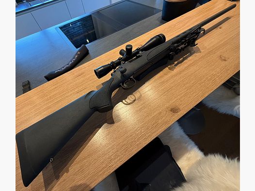 Remington 700 rifle de repetición en calibre .223 REM con visor Leupold 6–18 VX-II