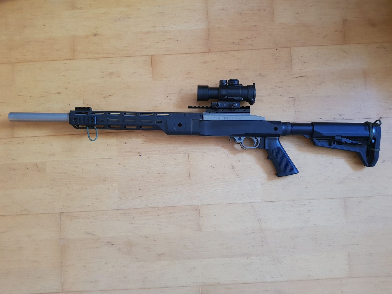 Ruger 10/22 Target, roestvrij staal "tactisch" met pistoolgreep en uitschuifbare schoudersteun (Magpul)