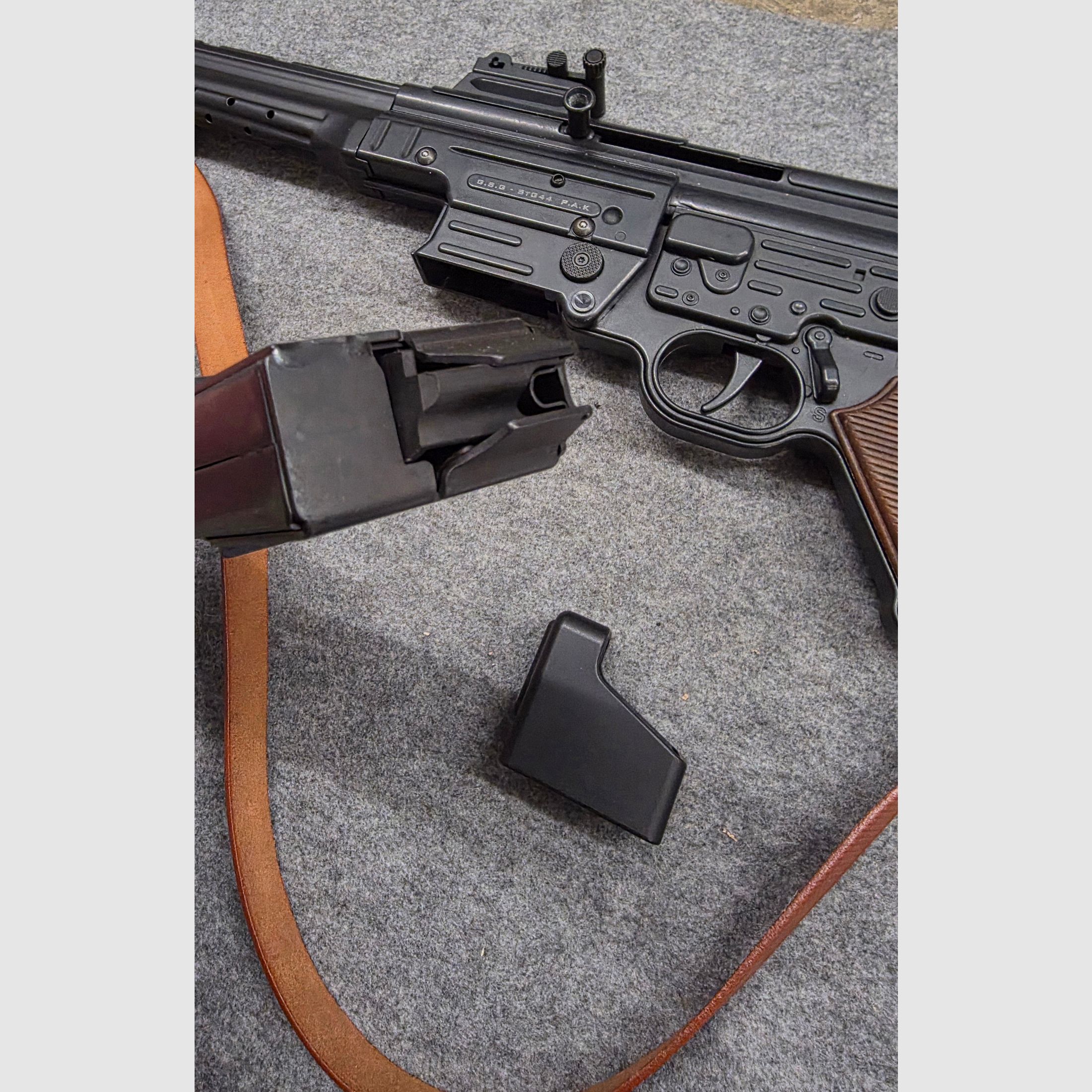 With warranty like new STG44 assault rifle caliber 9mm PAK blued PTB 1085 blank firing SRS