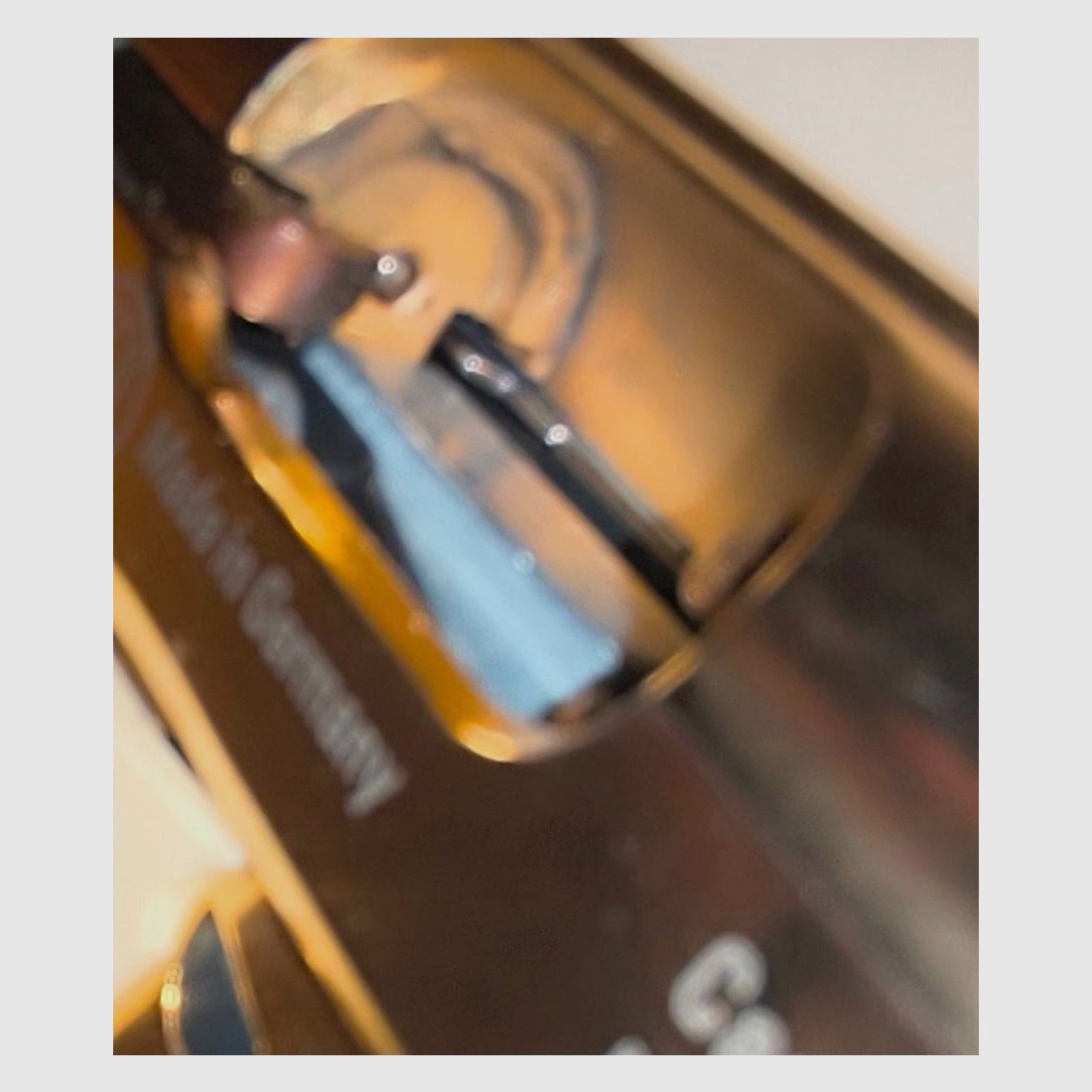 ¡Precio negociable! ⚠️ Atención fans de James Bond - ¡Rara auténtica! - Pieza de vitrina y sin disparar!!! Edición especial limitada GoldenEye de los años 90 - Walther PP dorado con empuñaduras blancas y certificado, así como cinta VHS, además de un cargador adicional con fondo plano, PTB No. 620, absolutamente como nuevo, ópticamente y funcionalmente en un estado impecable y sin disparar!! ⚠️ ¡Gastos de envío gratis!!