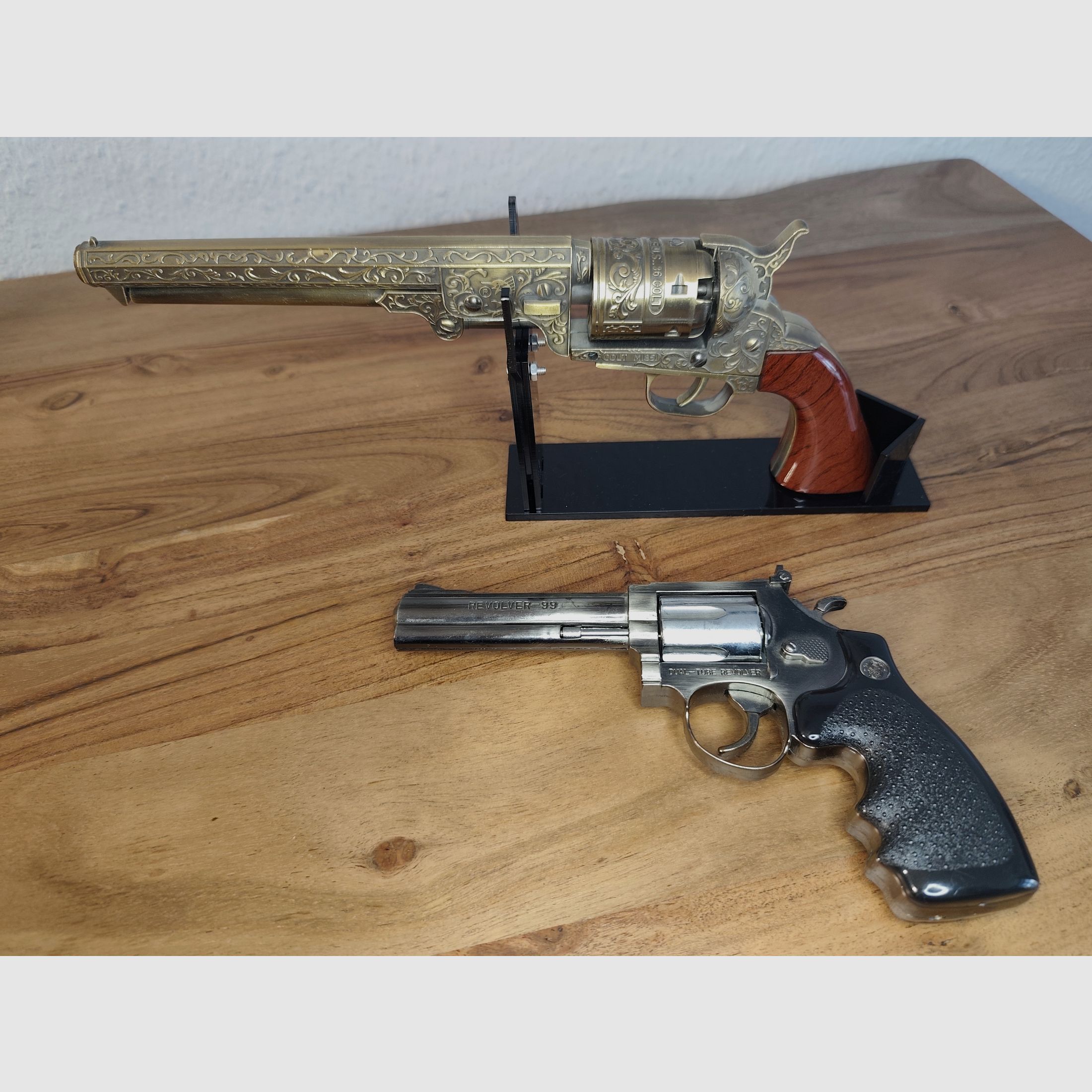 Deko Feuerzeug Revolver Colt 1851 mit  Ständer