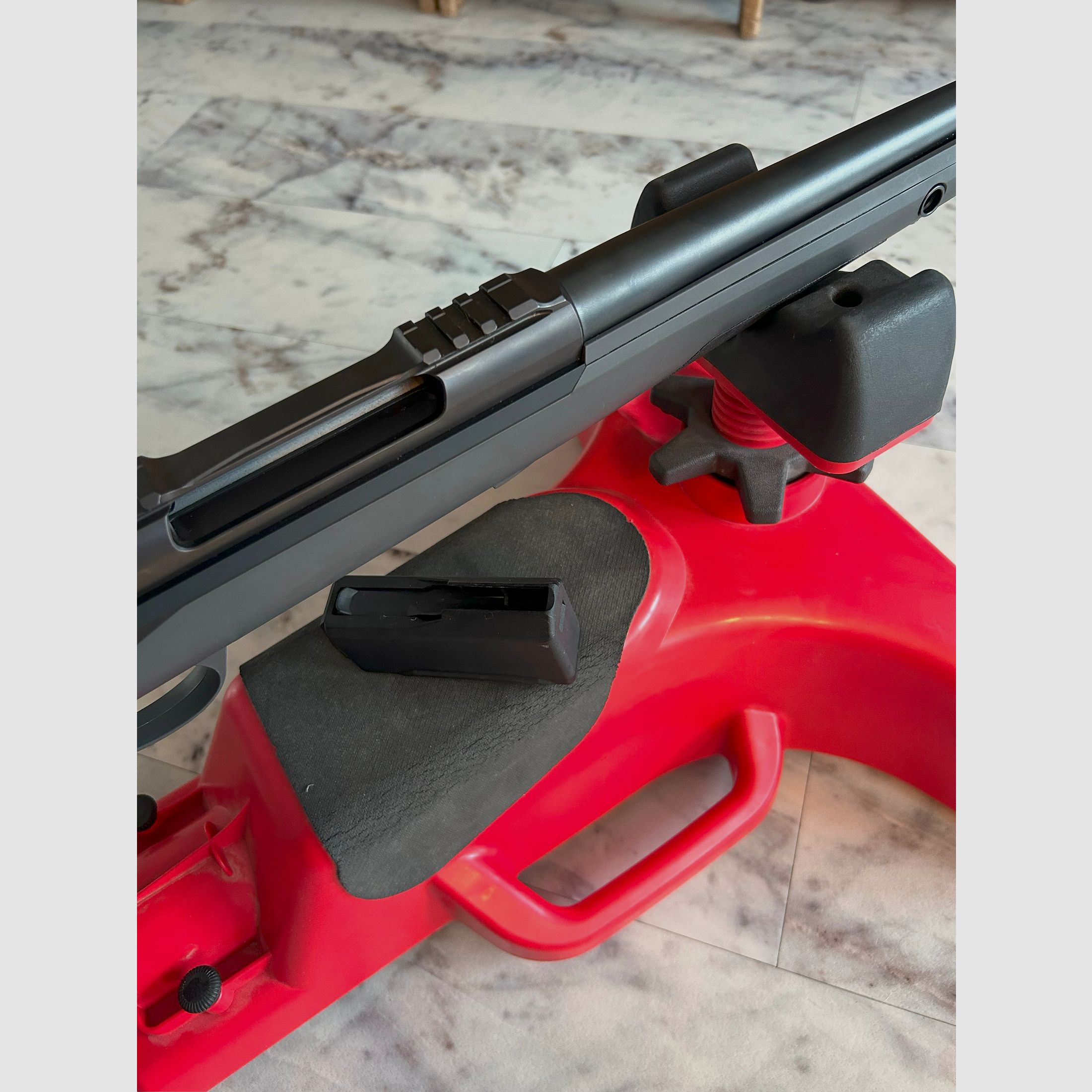  Repetierbüchse Sako S2o Hunter 30-06 Kurz mit Lochschaft und Schalldämpfer