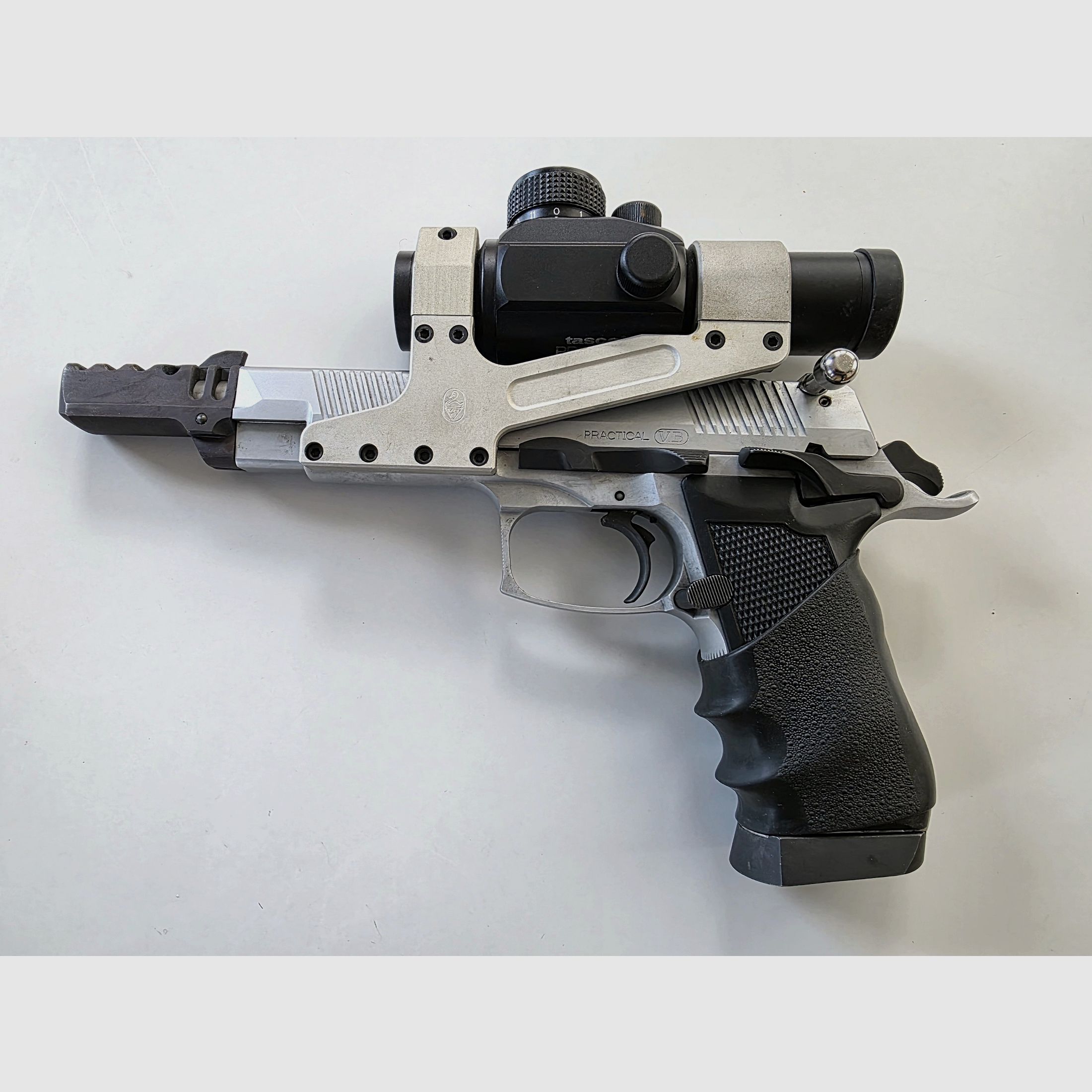 Bernardelli Praktisch 9mm Para mit Tasco ProPoint