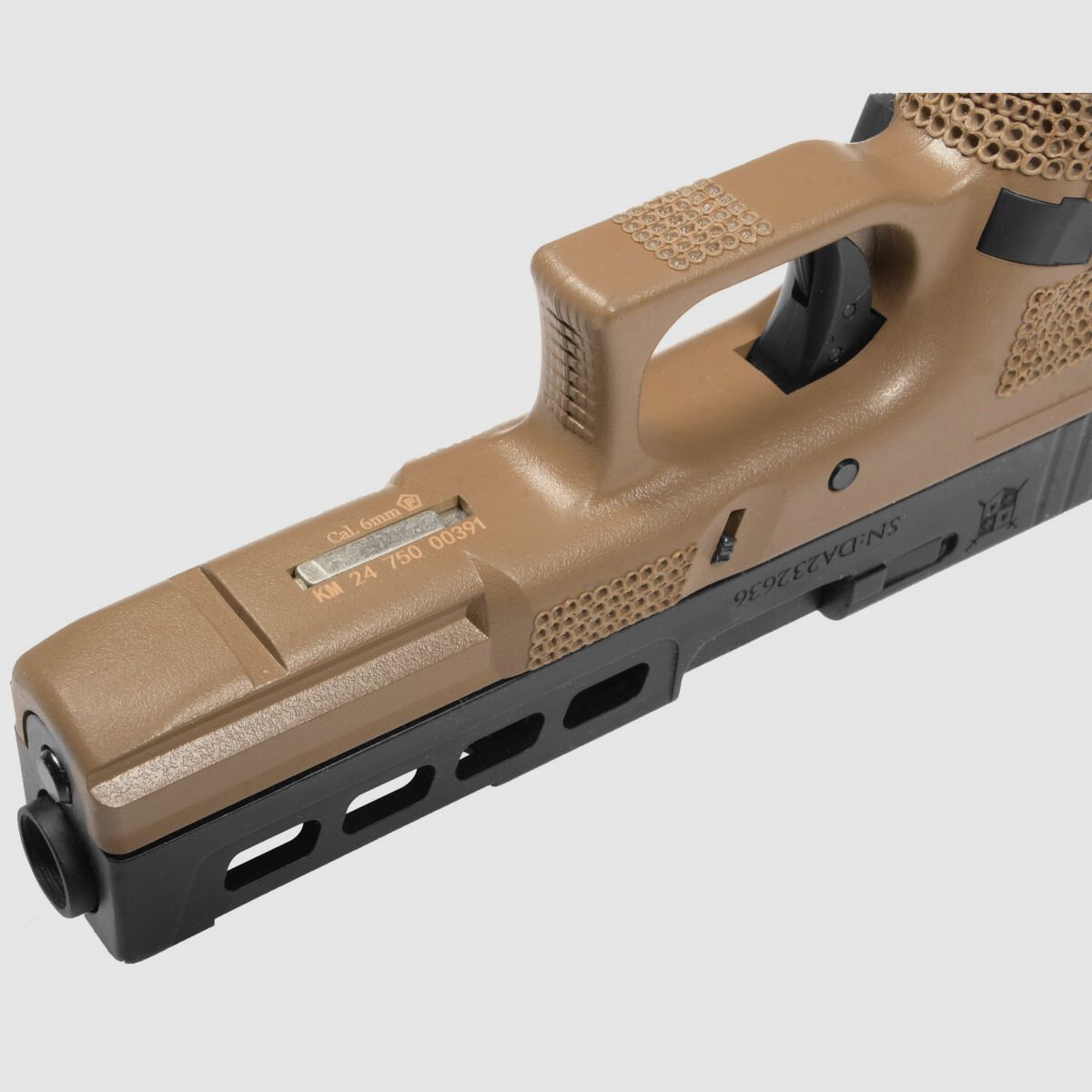 P06 GBB Airsoft Pistol con Grip Stippling in Tan | Delta Armory
