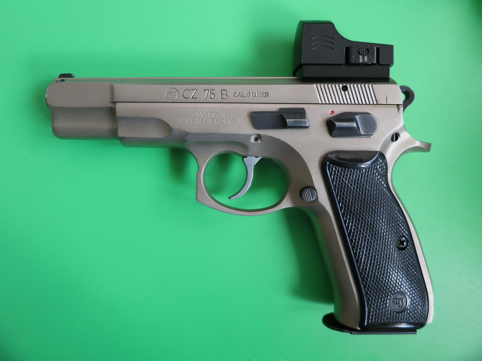 Brünner CZ75 B stainless or ČZ 75 (Česká zbrojovka), semi-automatic pistol, cal. 9×19 + Burris Fastfire #90